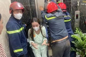 Cảnh sát giải cứu 2 người mắc kẹt trong thang máy lúc rạng sáng