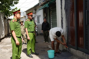 Người đàn ông tạt sơn hàng xóm vì mâu thuẫn trong sinh hoạt