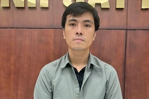 Khởi tố chủ tài khoản 'thanhstore' chuyên bán giày, dép giả thương hiệu 