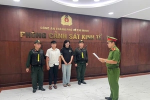 Khởi tố hai vợ chồng hộ kinh doanh ở Chợ Lớn bán hàng giả hiệu Gucci, Rolex
