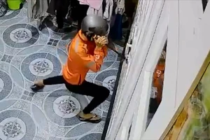 Công an bắt giữ 2 thanh niên dùng đèn pin vô hiệu hóa camera để trộm két sắt 
