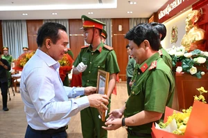 Video Chủ tịch Nguyễn Văn Được khen chiến công xuất sắc phá nhanh vụ trọng án của Công an TP.HCM