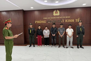 TP.HCM: Phá đường dây sản xuất, buôn bán hơn 23.000 đôi dép giả hiệu Nike, Adidas, Crocs và Gucci