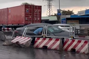 Cầu vượt Tân Thới Hiệp ùn tắc vì va chạm giữa container và ô tô