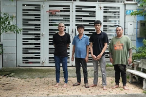 Video bắt khẩn cấp nhóm người mang dao bấm đi chửi bới, đe dọa hàng xóm