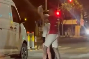 Nhóm người đập nát kính xe tải van sau tiếng còi xin vượt