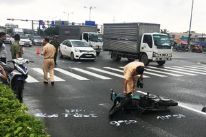 Một tài xế Grab bị tông trọng thương tại ngã tư