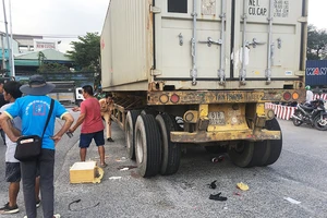 Hai vợ chồng ngã vào bánh container, người vợ thiệt mạng