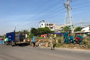 Ra quân dọn dẹp trên đường song hành Phạm Văn Đồng