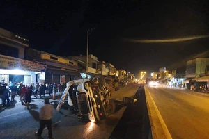 Tài xế ngủ gật, container đâm dải phân cách lật ngang đường