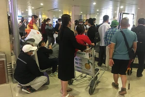 Sân bay Tân Sơn Nhất bắt đầu đông đúc sau kỳ nghỉ tết
