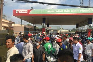 Vẫn rất đông người theo dõi ở khu vực Tuấn 'khỉ' bị tiêu diệt