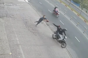 Đợi xe trên vỉa hè, 1 phụ nữ bị cướp giật túi ngã choáng váng