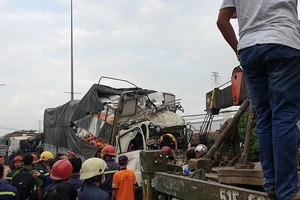 Xe tải tông container, 3 người mắc kẹt trong cabin