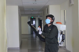 ĐH Quốc gia TP.HCM phun hàng trăm lít thuốc khử trùng KTX