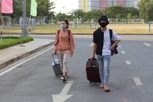Sinh viên rời ký túc xá Đại học Quốc gia TP.HCM