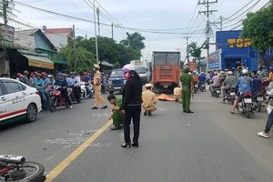 Quệt xe máy ngã ra đường đúng lúc ô tô chạy đến