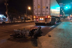 Xe máy tông vào đuôi container, 1 người tử vong, 1 nguy kịch