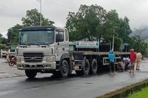 Người đàn ông bị cuốn vào gầm container khi sang đường
