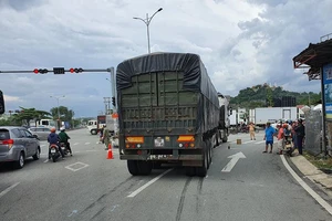 Xe container ôm cua cán tử vong một người đi xe máy