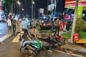 Ban ATGT: Khẩn trương điều tra vụ ô tô lùa xe máy ở Bình Thạnh