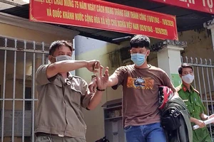 Lừa nạn nhân cất tài sản trong cốp xe máy rồi chạy mất