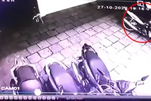 Camera ghi cảnh trộm xe máy có khóa cổ chỉ trong 8 giây