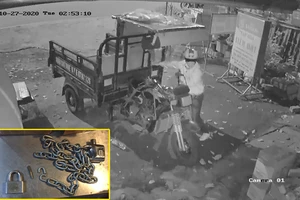 2 kẻ trộm cắt khoá lấy cắp xe ba gác trong đêm