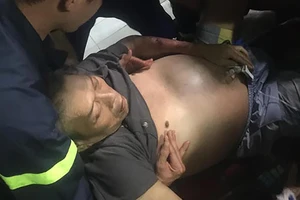 Lực lượng cứu nạn mang xe chữa cháy 'giải cứu' người ở tầng 3