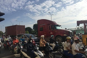 Một tài xế thiệt mạng vì đỗ xe giữa đường để sửa chữa