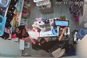 Camera ghi cảnh trộm điện thoại trong cửa hàng ở quận Tân Bình
