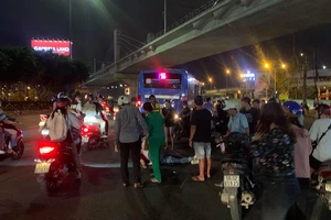 Va chạm với xe buýt, nạn nhân bị cán nguy kịch