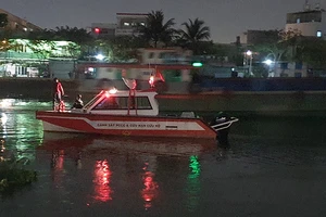 Cự cãi trong lúc ăn tối, 2 vợ chồng nhảy sông Sài Gòn