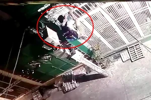 Camera ghi cảnh trộm leo vào nhà dân trộm laptop ở quận 1