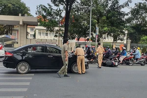 Bình Thạnh: Xe máy bị tông văng vào hông ô tô