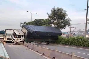 Thủ Đức: Xe tải tông dải phân cách, chắn ngang quốc lộ 1