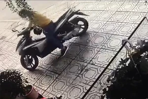 Một phụ nữ bẻ khoá trộm xe máy ở quận 1