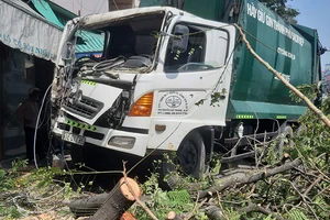 Xe chở rác tông gãy cây xanh, lao vào nhà dân ở quận 8
