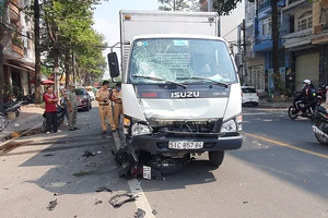 Xe máy lao vào gầm ô tô tải ở Bình Thạnh
