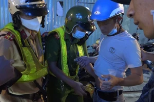 2 thanh niên giấu kim tiêm ở cốp xe bị 363 quận 1 phát hiện