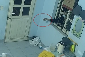 Gò Vấp: Kẻ trộm vào trạm gác chắn xe lửa trộm 2 điện thoại