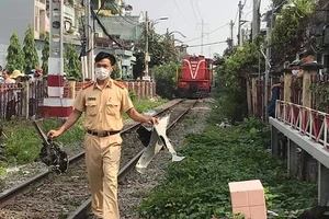 Nam thanh niên giao hàng bị tàu hoả tông ở Phú Nhuận