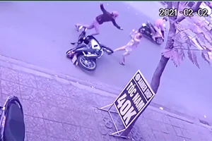 Camera ghi cảnh kẻ trộm xe máy vung tay hành hung nạn nhân