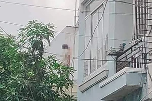 Thi thể chết trong tư thế treo cổ trên ban công ở Bình Thạnh