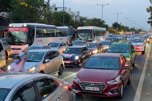Ngã tư Phan Văn Trị - Phạm Văn Đồng ùn ứ trong giờ cao điểm