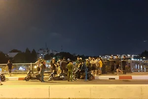 Cả đêm lặn kiếm thanh niên nhảy cầu... rồi bơi vào bờ