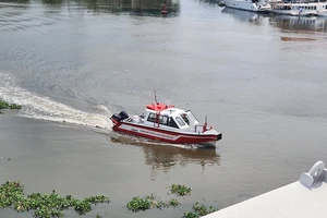 Thanh niên để lại dép và xe máy rồi nhảy cầu Bình Lợi