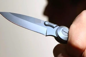 Người phụ nữ bị kề dao vào cổ cướp xe máy lúc rạng sáng