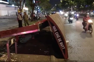 Nhà chờ xe buýt ở Bình Thạnh sập ra đường