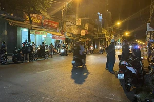 2 nhóm mang bom xăng, mã tấu hỗn chiến ở quận 8